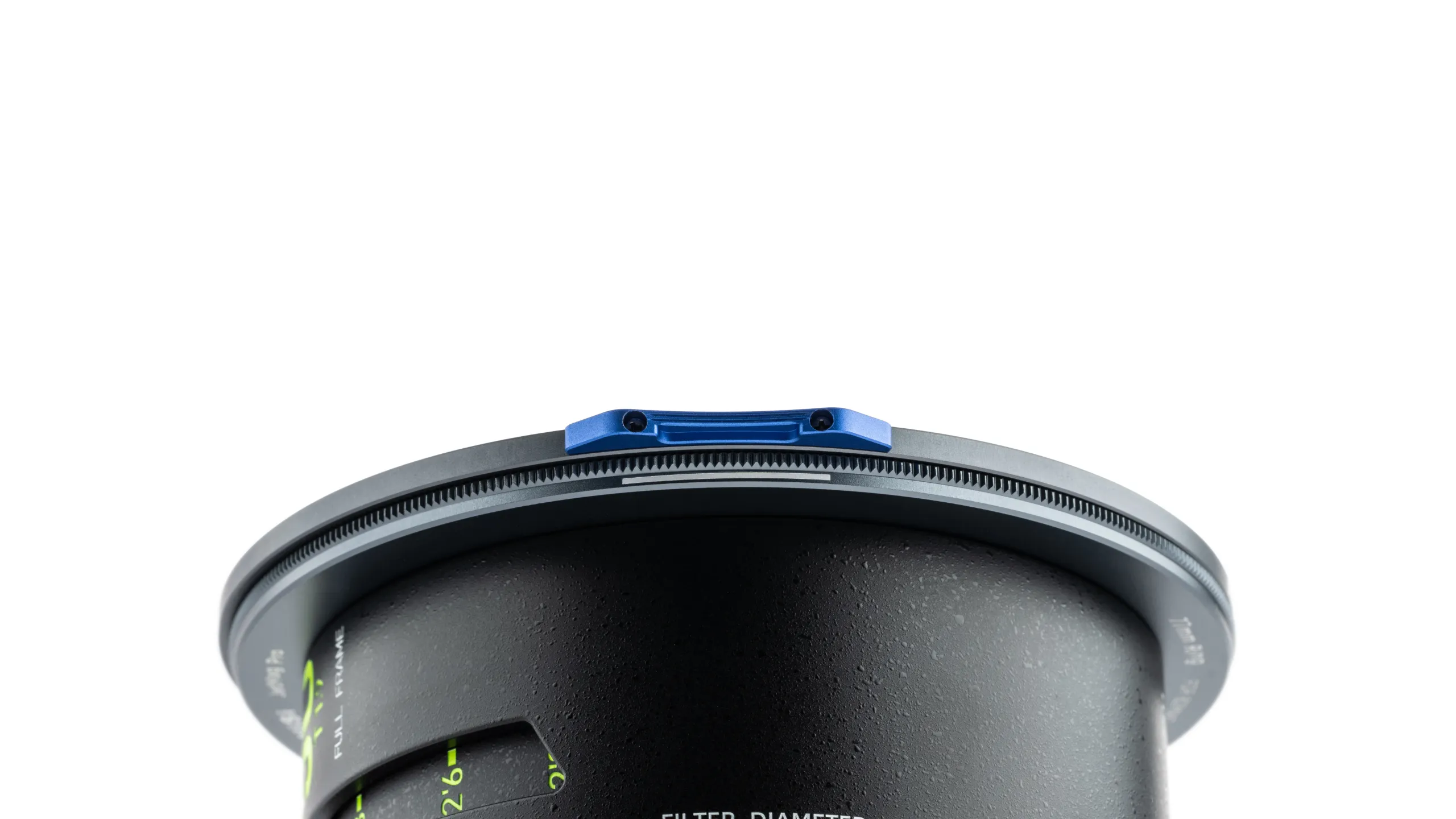 Twisting the JetMag Pro handle to the white line to lock the filter