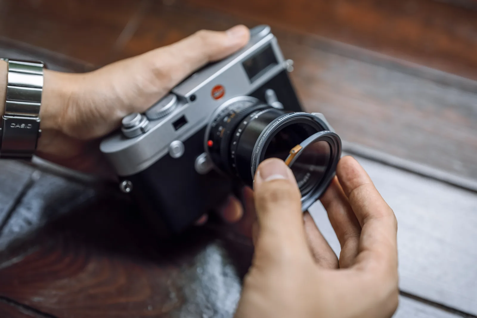Twisting a NiSi JetMag Pro 49MAG filter onto the adapter ring to lock it