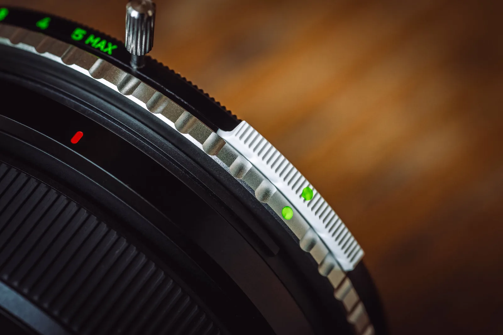The green luminescent stop markings on the control ring of a NiSi True Color VND/PL